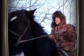 Школьник из Гомельской области не может попасть на занятия и готов добираться в школу на лошади